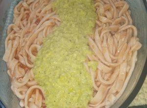 Una foto de Fideos sin tacc con dos salsas