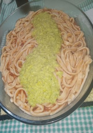 Una foto de Fideos sin tacc con dos salsas
