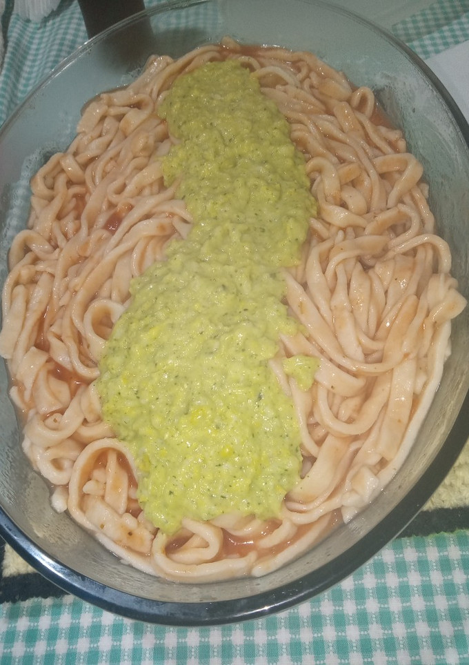Una foto de Fideos sin tacc con dos salsas