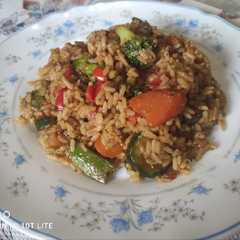 Una foto de Arroz con verduras estilo oriental en 15 minutos