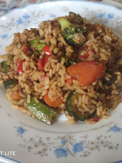 Una foto de Arroz con verduras estilo oriental en 15 minutos