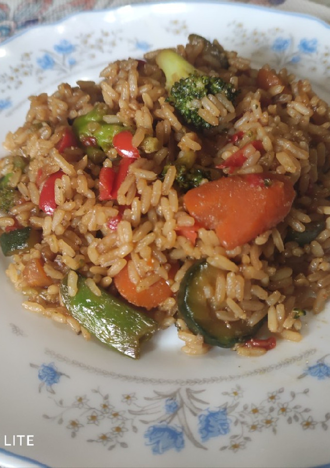 Una foto de Arroz con verduras estilo oriental en 15 minutos