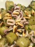 Gnocchetti al basilico con calamaretti saltati