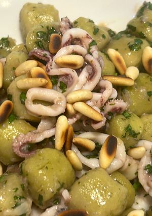 Foto di Gnocchetti al basilico con calamaretti saltati