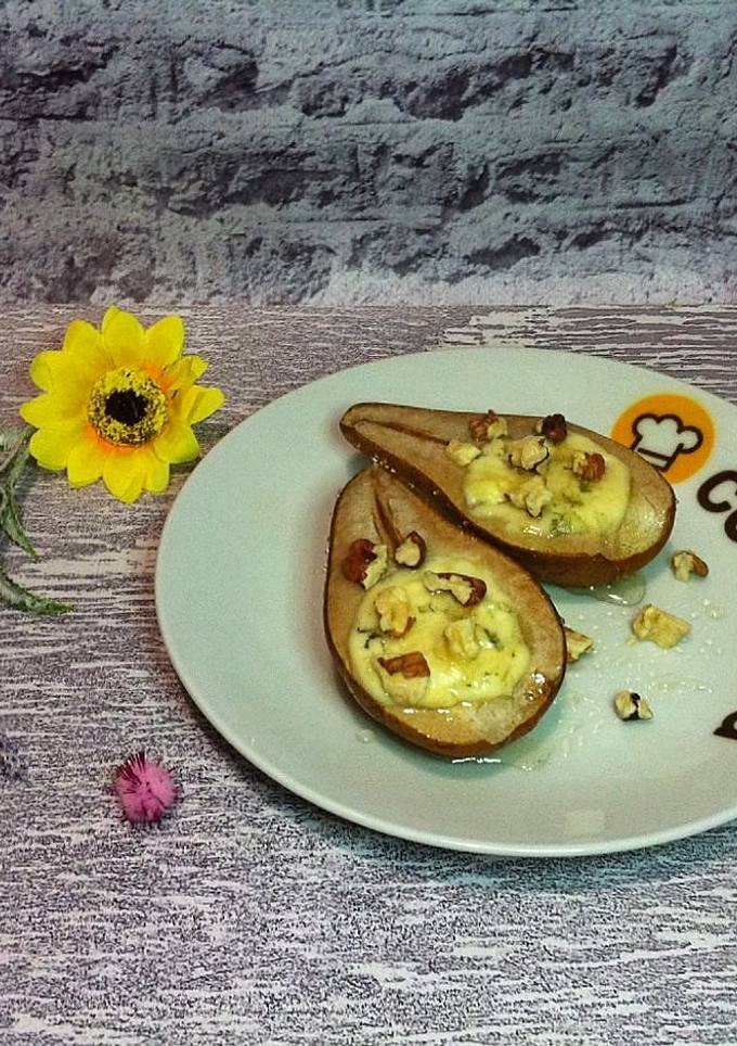 Запечені груші, начинені блакитним сиром, медом та горіхами