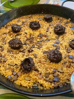 Una foto de Paella de berenjena y morcilla