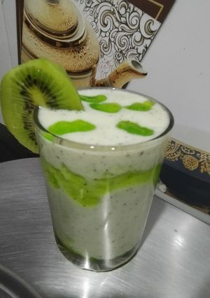 किवी मिल्कशेक (kiwi milkshake recipe in marathi) रेसिपी चे मुख्य फोटो 