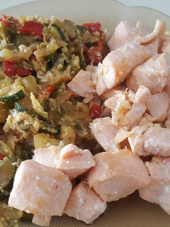 Una foto de Pisto y salmón
