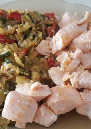 Una foto de Pisto y salmón