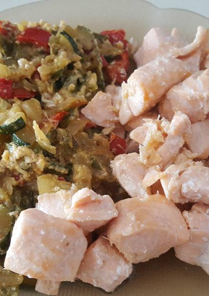 Una foto de Pisto y salmón