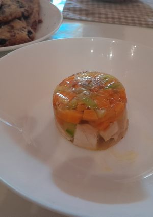 Une photo de Terrines de poulet aux petits légumes en gelée