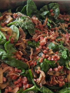 Una foto de Ensalada caliente de espinacas