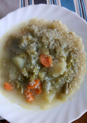 Una foto de Sopa de verduras con quinoa