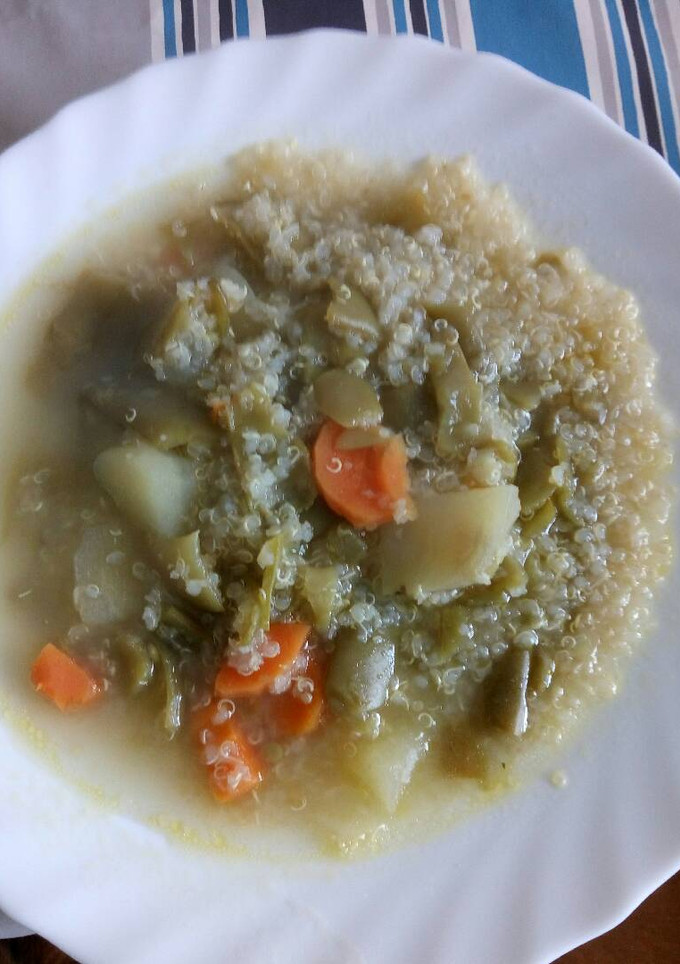 Una foto de Sopa de verduras con quinoa