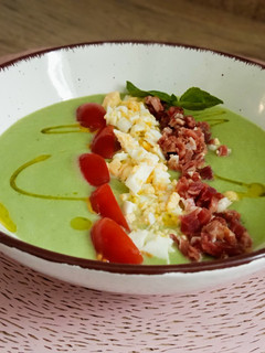 Una foto de Sopa fría de pepino y aguacate
