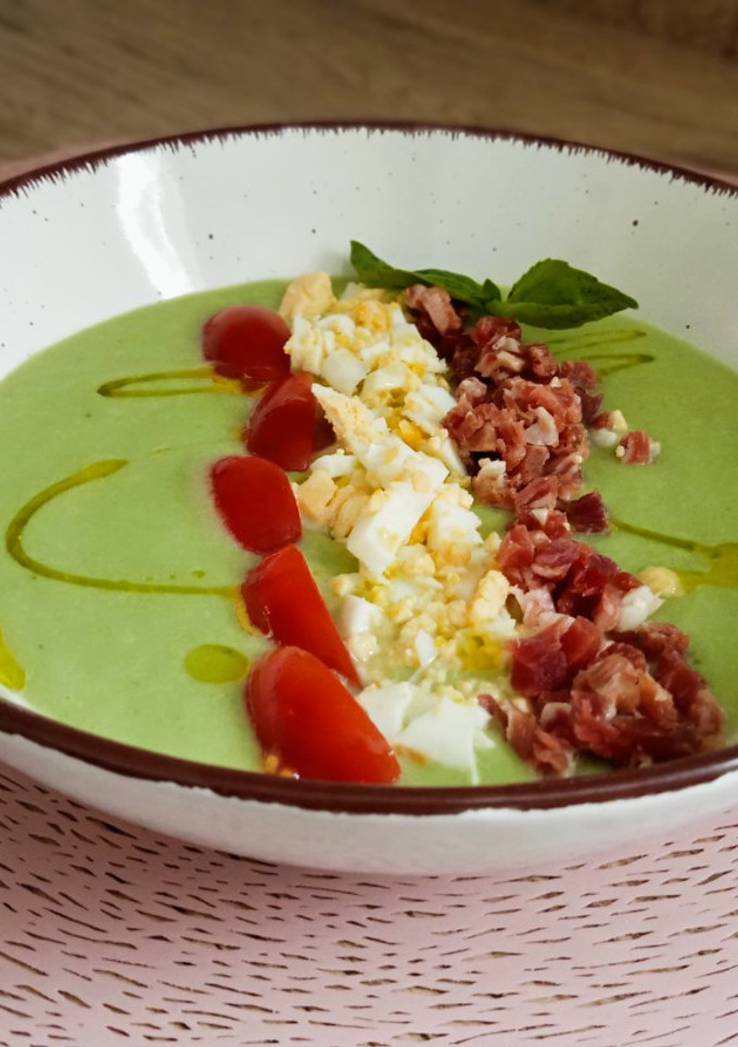 Una foto de Sopa fría de pepino y aguacate