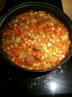 Una foto de Garbanzos con verduras y chorizo