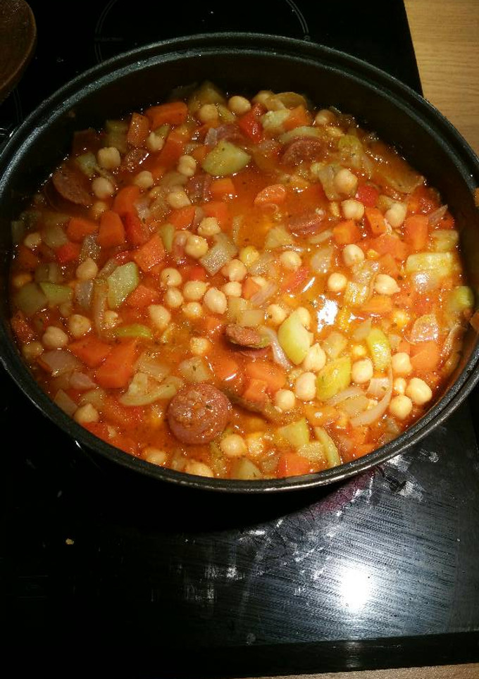 Una foto de Garbanzos con verduras y chorizo