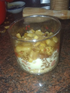 Una foto de Falsa tarta de manzana con natillas y galletas con coco