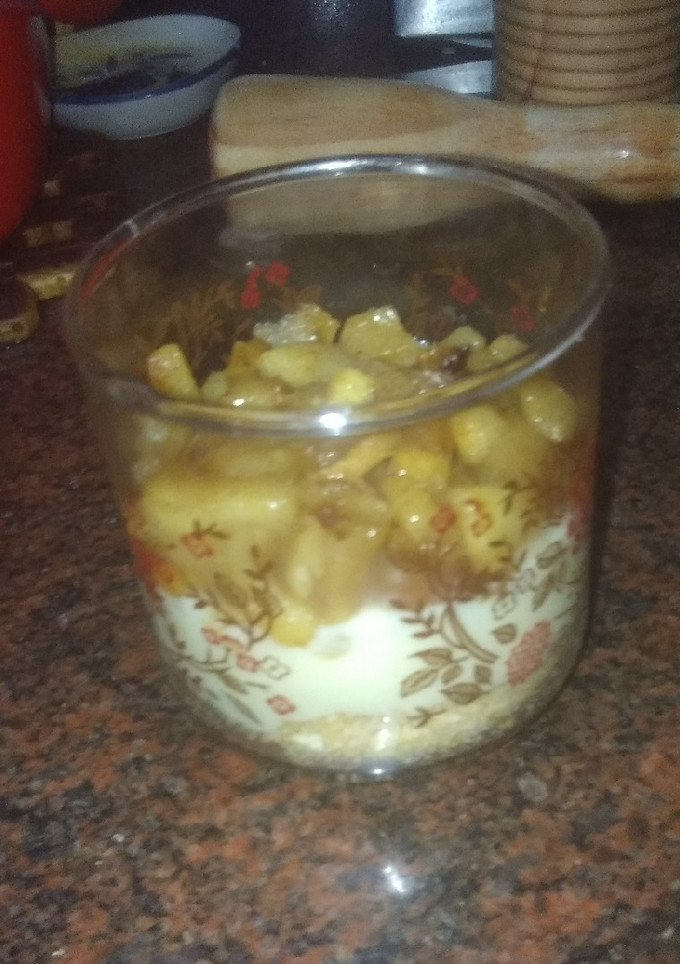 Una foto de Falsa tarta de manzana con natillas y galletas con coco