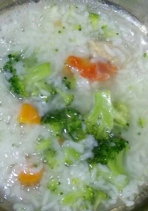 Foto resep MPASI 7M Nasi Brokoli Wortel Tomat Ayam Campur sari wkwk :P