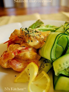 A picture of Salmon with Mayonnaise Sauce.