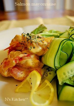 A picture of Salmon with Mayonnaise Sauce.
