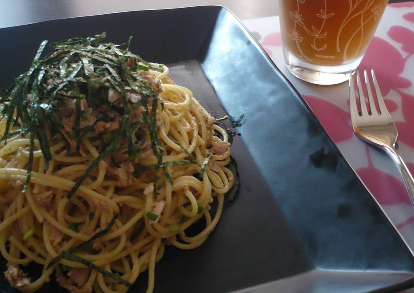 Delicious pasta with tuna and sesame