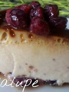 Una foto de Flan de leche de coco y arándanos glaseados en gm e, gmf y tradicional