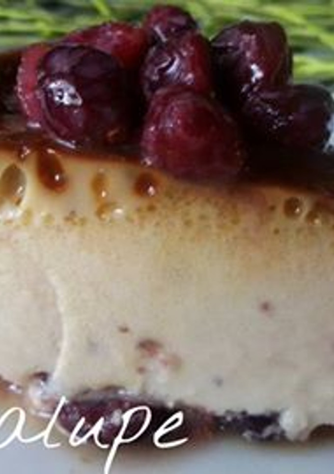 Una foto de Flan de leche de coco y arándanos glaseados en gm e, gmf y tradicional