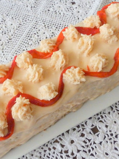 Una foto de Pastel frío de salmón fresco y salsa rosa