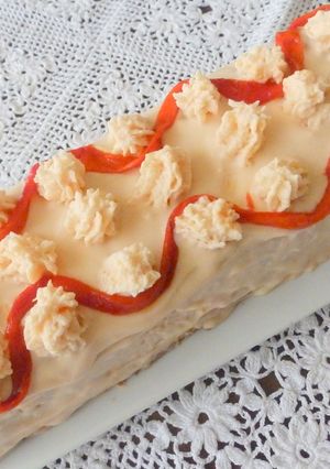 Una foto de Pastel frío de salmón fresco y salsa rosa