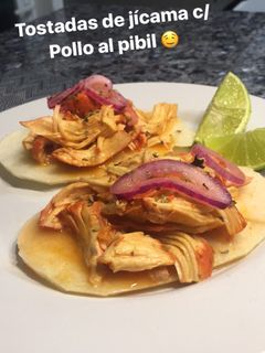 Una foto de Tostadas de Jícama con pollo pibil
