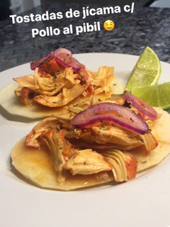 Una foto de Tostadas de Jícama con pollo pibil