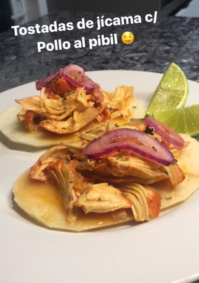 Una foto de Tostadas de Jícama con pollo pibil