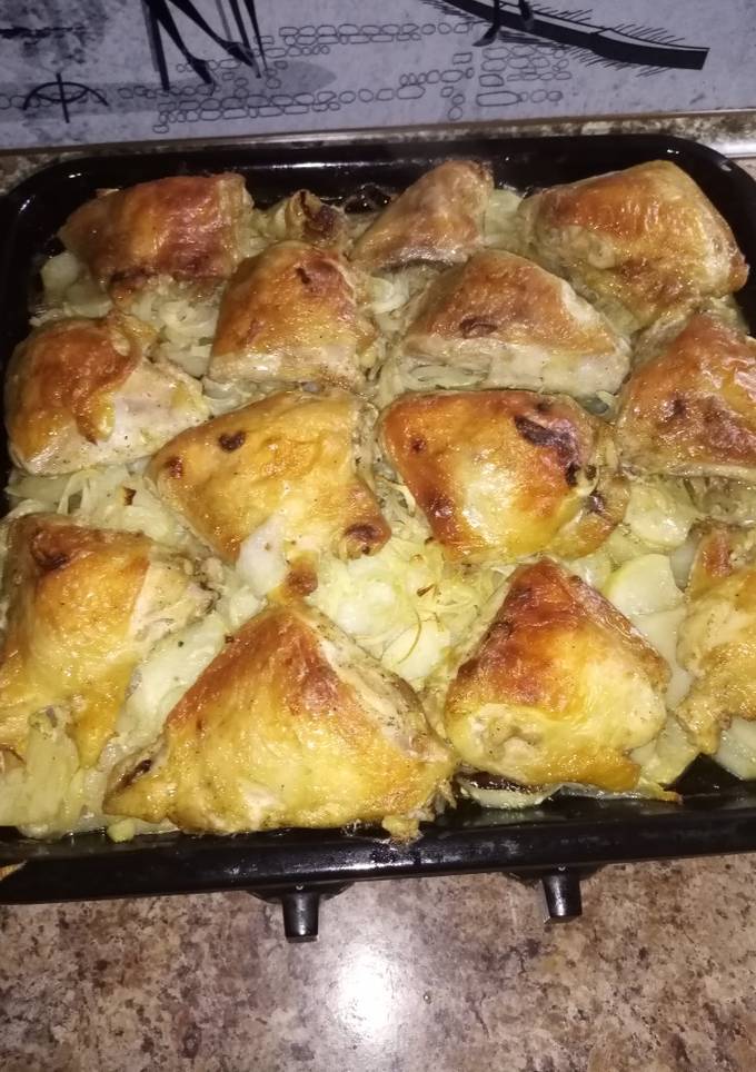 Курочка на картофельно-луковой подушке