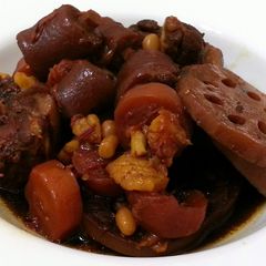 A picture of LG PIGTAIL WITH LOTUS SEED AND CARROT IN DANG GUI DARK SAUCE.