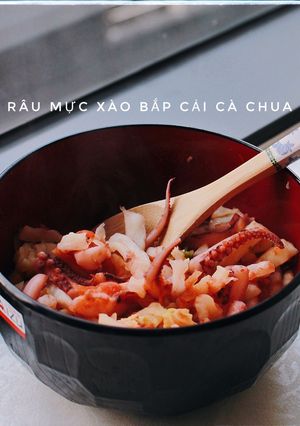 Hình của món Râu mực xào bắp cải cà chua (bữa tối).