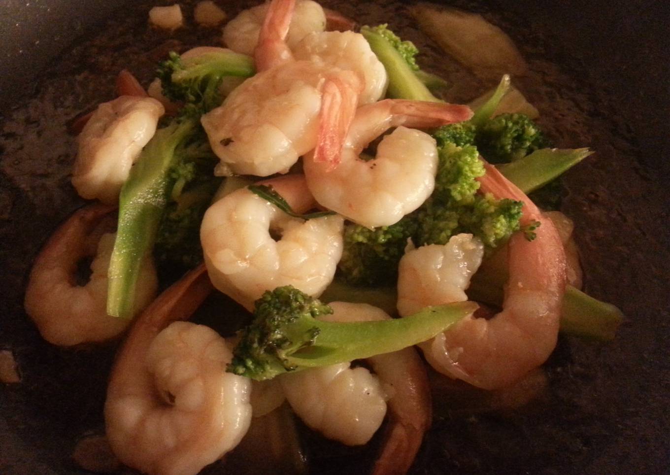 Shrimp broccoli stir fry in oyster sauce