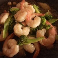 A picture of Shrimp broccoli stir fry in oyster sauce.