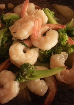 A picture of Shrimp broccoli stir fry in oyster sauce.