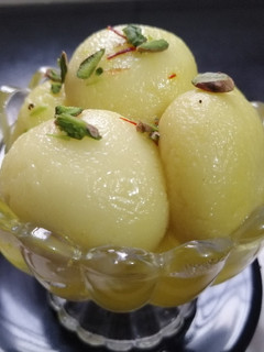 बंगाली रसगुल्ला (Bengali Rasgulla recipe in Hindi) रेसिपी मुख्य फोटो