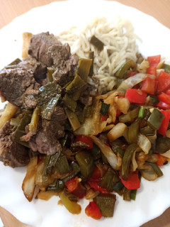 Una foto de Pasta con carne, soja y verduras