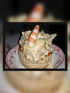 Una foto de Volovant de aguacate, langostinos y salmón