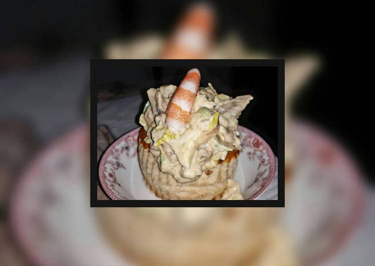 Volovant de aguacate, langostinos y salmón