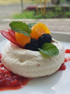 Foto resep Fruit Pavlova with Strawberry Sauce