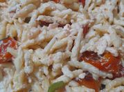 Una foto di trofie con salmone
