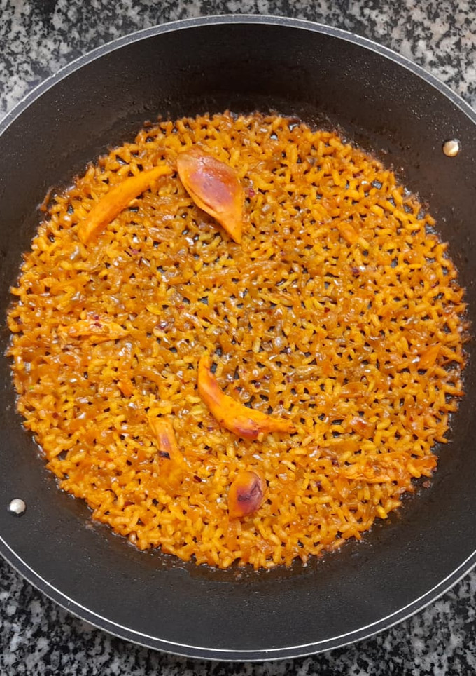 Una foto de Arroz seco de muslitos de pollo