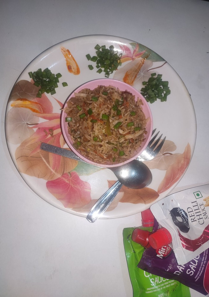 વેજ ફ્રાઇડ રાઈસ (Veg Fried Rice Recipe In Gujarati) રેસીપી મુખ્ય ફોટો