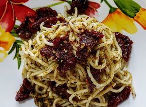 Una foto de PASTA,🍝Pesto🌿y Tomates Secos...!